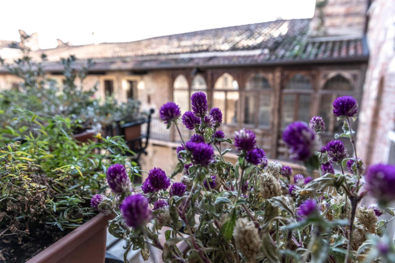 Relais Balcone Di Giulietta Hotel Верона Екстериор снимка The cloister of the Abbey of Saint-Germain-des-Prés