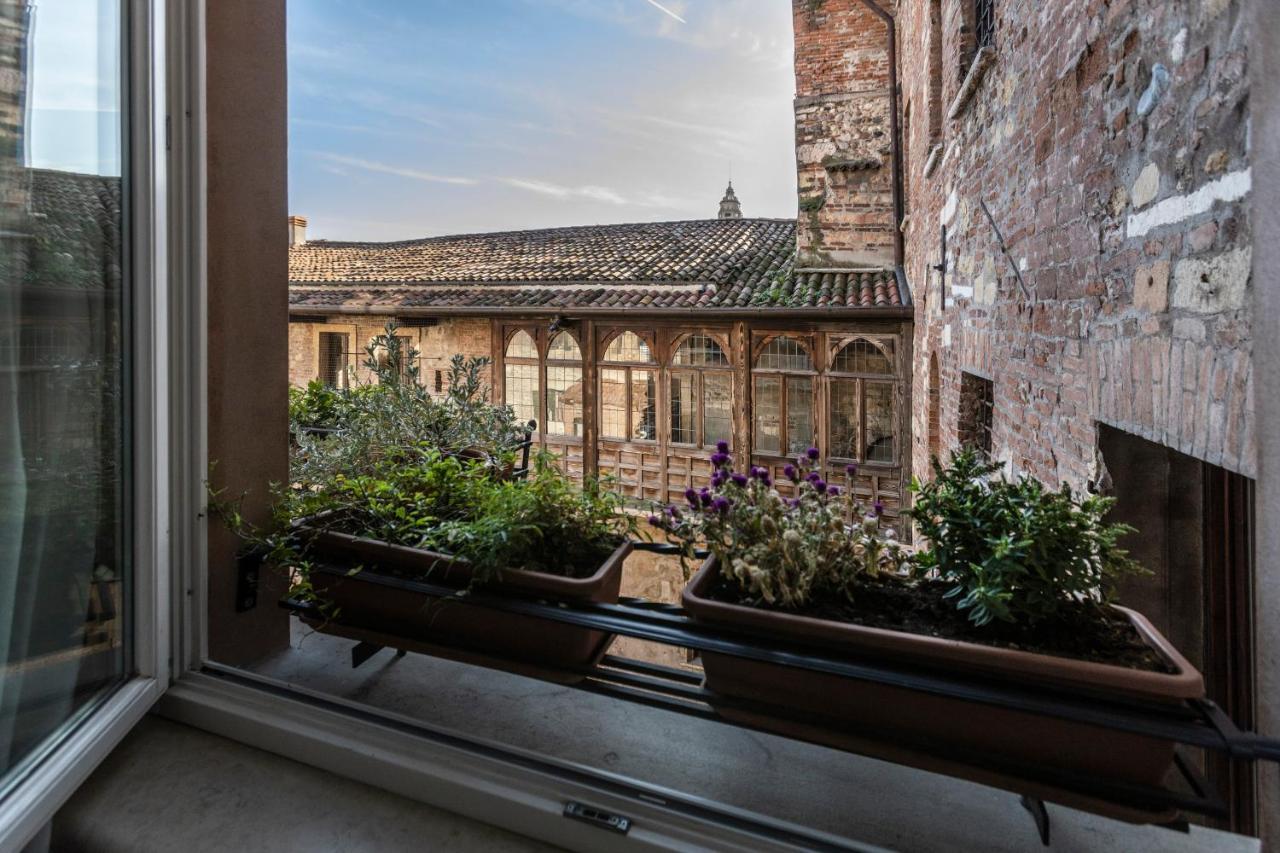 Relais Balcone Di Giulietta Hotel Верона Екстериор снимка View of the cloister from the window of the guest rooms