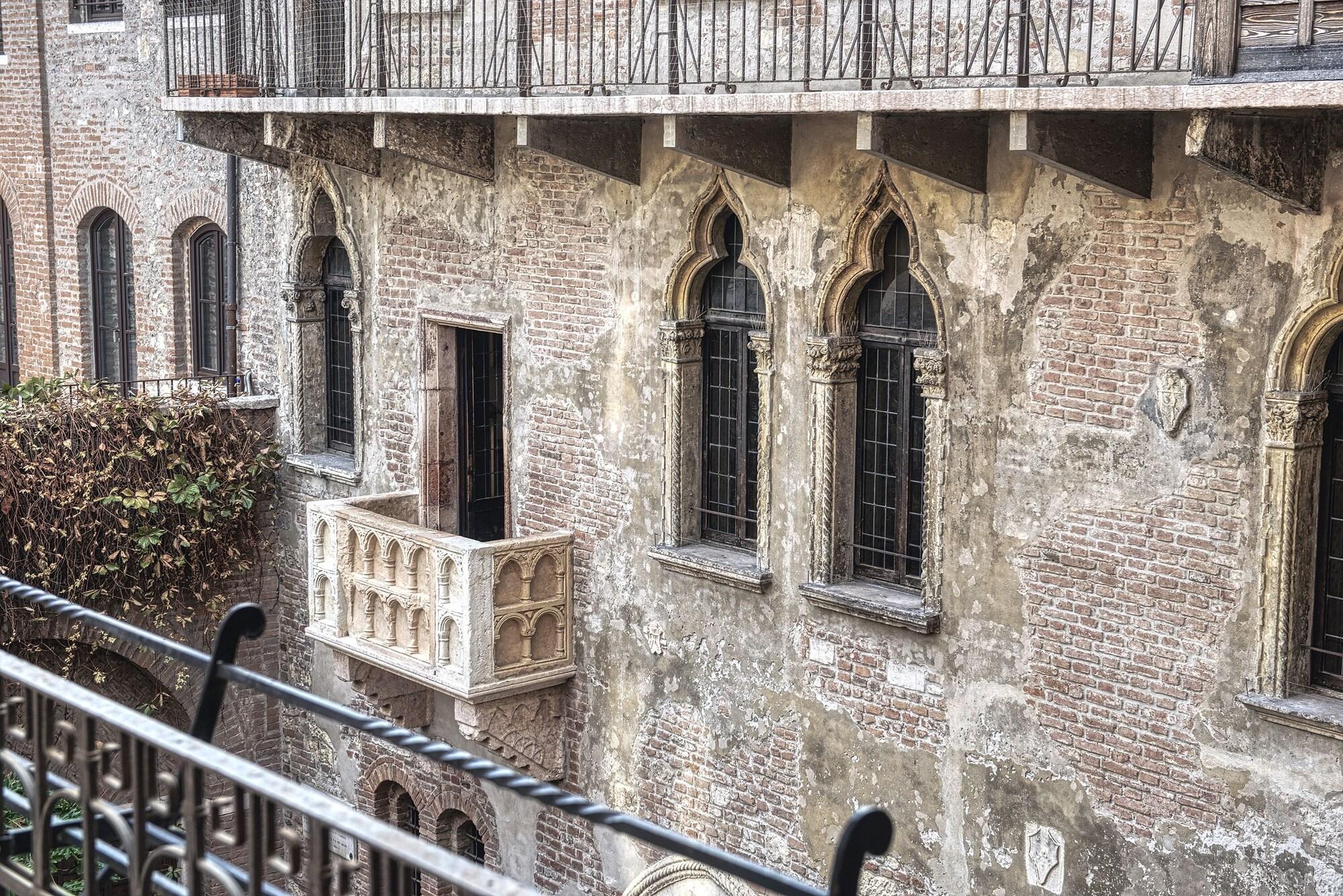 Relais Balcone Di Giulietta Hotel Верона Екстериор снимка The house of the family in the medieval quarter of the city of Verona