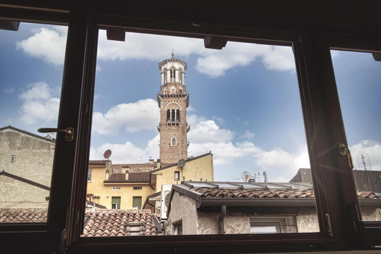 Relais Balcone Di Giulietta Hotel Верона Екстериор снимка The bell tower of the church of San Pietro