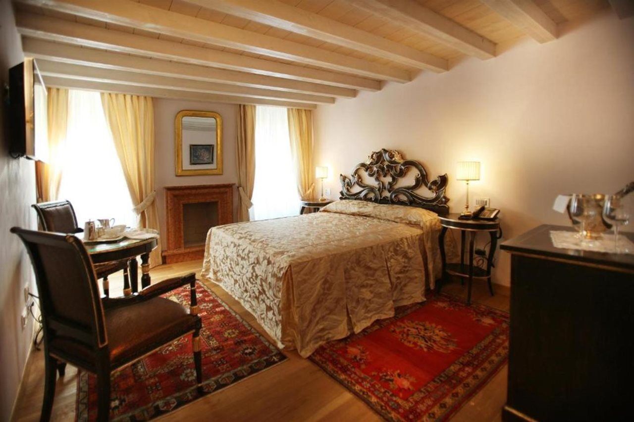 Relais Balcone Di Giulietta Hotel Верона Екстериор снимка A room at the hotel