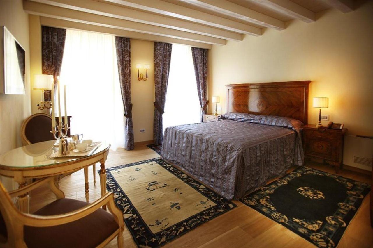 Relais Balcone Di Giulietta Hotel Верона Екстериор снимка A room at the hotel